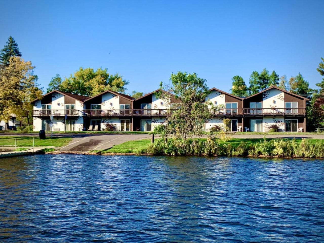 Bridge Inn Tomhawk - 2Nd Floor, 1 King Size Bed, Balcony, River View Tomahawk 外观 照片