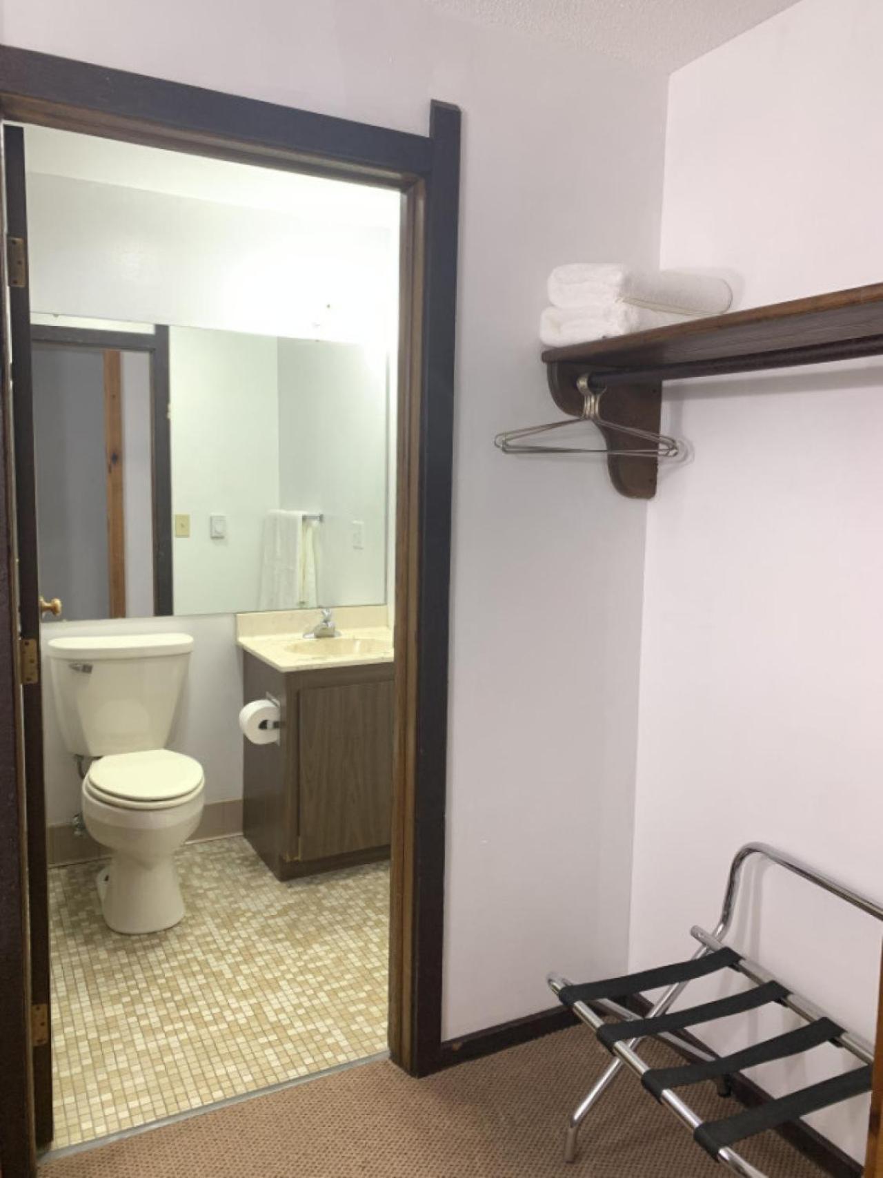 Bridge Inn Tomhawk - 2Nd Floor, 1 King Size Bed, Balcony, River View Tomahawk 外观 照片