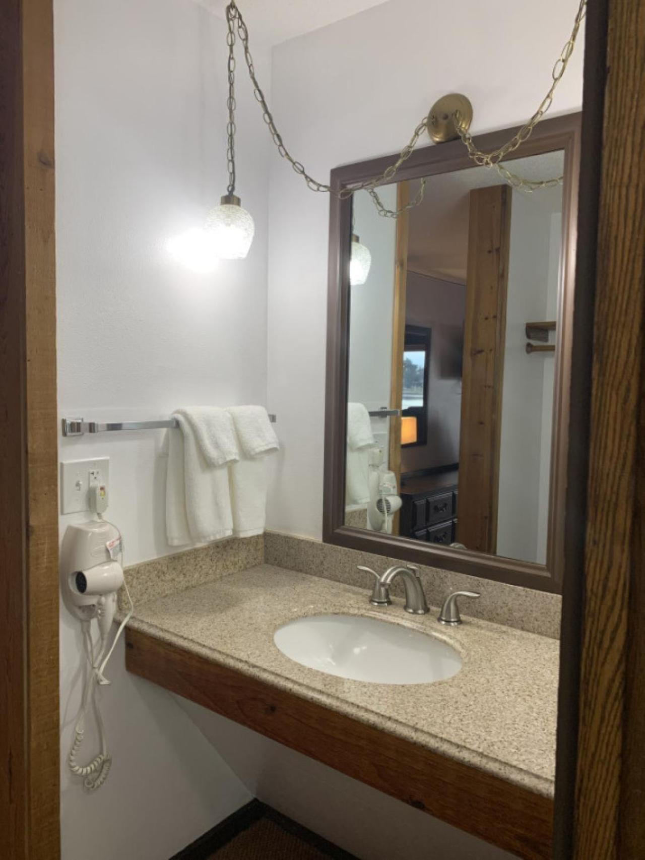 Bridge Inn Tomhawk - 2Nd Floor, 1 King Size Bed, Balcony, River View Tomahawk 外观 照片