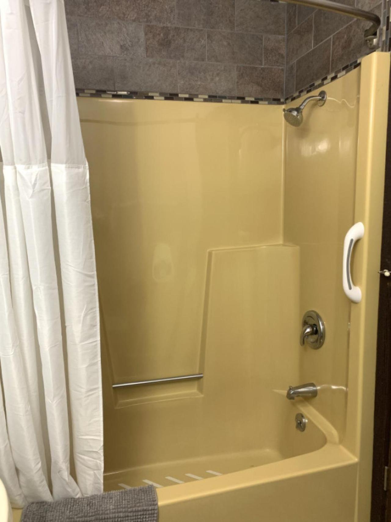 Bridge Inn Tomhawk - 2Nd Floor, 1 King Size Bed, Balcony, River View Tomahawk 外观 照片